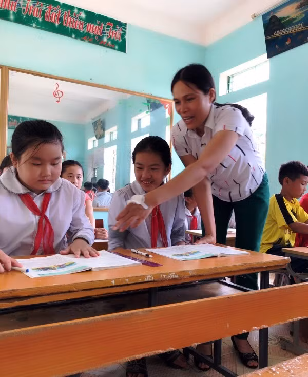 Mặc dù vết thương ở tay còn phải băng bó, nhưng cô giáo Trần Thị Thanh vẫn trở lại lớp với học trò của mình.