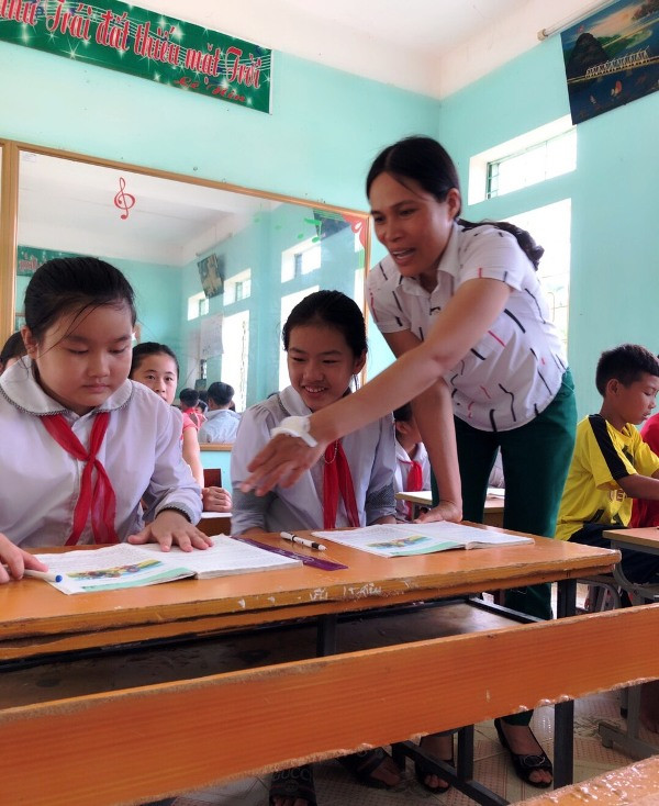 Mặc dù vết thương ở tay còn phải băng bó, nhưng cô giáo Trần Thị Thanh vẫn trở lại lớp với học trò của mình. Mặc dù vết thương ở tay còn phải băng bó, nhưng cô giáo Trần Thị Thanh vẫn trở lại lớp với học trò của mình.