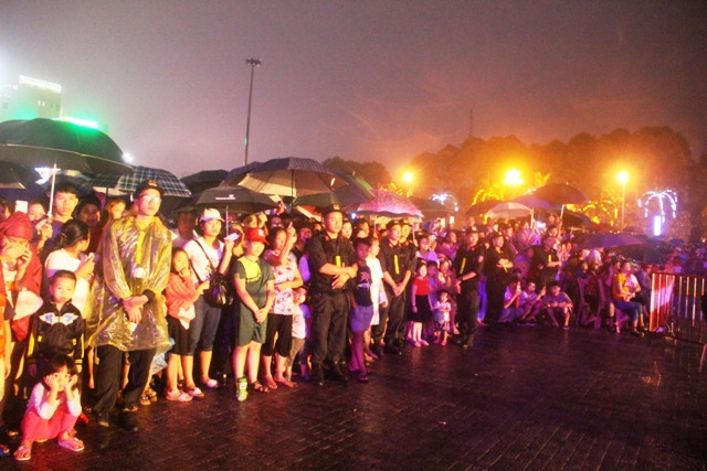 Mặc dù trời mưa nặng hạt, nhưng hàng vạn người dân Thanh Hóa vẫn kéo về dự buổi lễ.