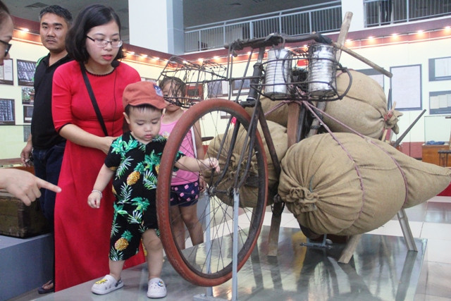 Chiếc xe đạp thồ phục vụ Chiến dịch Điện Biên được trưng bày tại triển lãm.