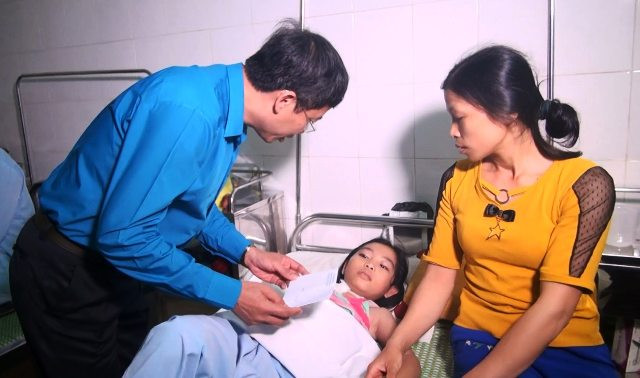 Trao quà của Bộ trưởng Bộ GD&ĐT cho học sinh đang được điều trị tích cực tại bệnh viện. Trao quà của Bộ trưởng Bộ GD&ĐT cho học sinh đang được điều trị tích cực tại bệnh viện.