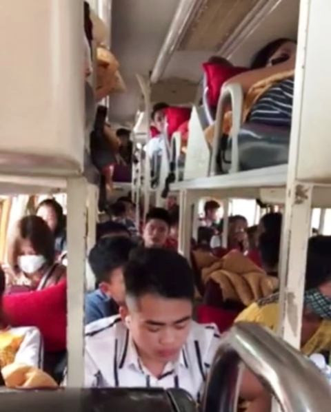 Hành khách bị "nhồi nhét" trên xe khách. Ảnh: CSGT Thanh Hóa cung cấp.
