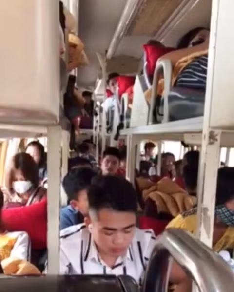 Hành khách bị "nhồi nhét" trên xe khách. Ảnh: CSGT Thanh Hóa cung cấp.