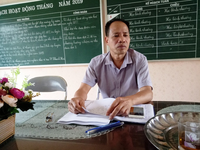 Thầy giáo Lê Thiên Quang - Hiệu trưởng nhà trường kể lại giây phút kinh hoàng. Thầy giáo Lê Thiên Quang - Hiệu trưởng nhà trường kể lại giây phút kinh hoàng.