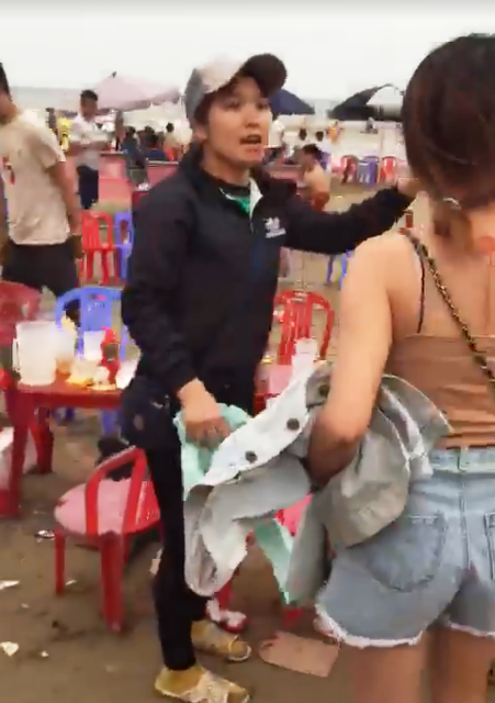 Người bán hàng và du khách tranh cãi tại bãi biển Hải Tiến: Ảnh cắt từ clip. Người bán hàng và du khách tranh cãi tại bãi biển Hải Tiến: Ảnh cắt từ clip.