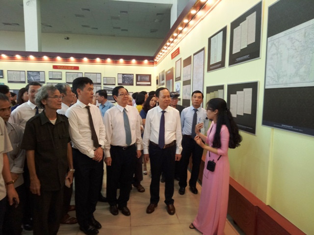 Bộ trưởng Bộ Nội vụ và lãnh đạo tỉnh Thanh Hóa cùng người dân tham quan triển lãm.