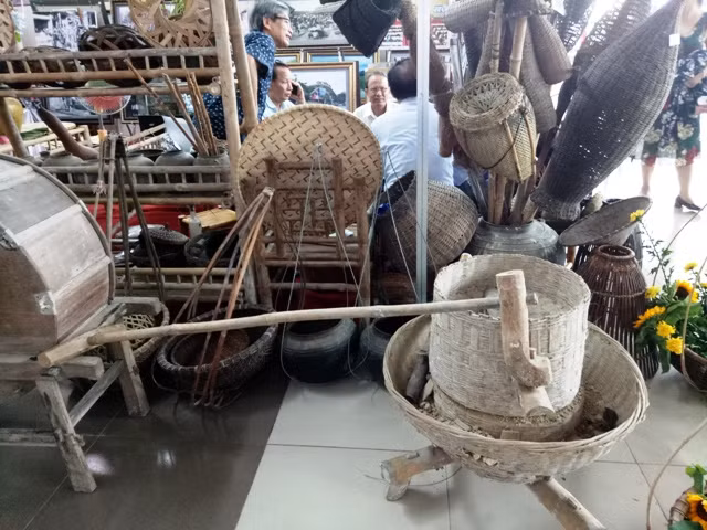 Những dụng cụ sản xuất thô sơ ở thế kỷ 20.