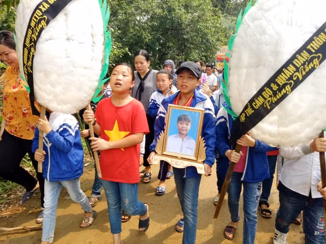 Bạn cùng lớp của Phước khóc tiễn em trong đám tang.