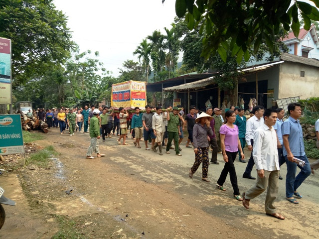 Hàng trăm người dân, học sinh và giáo viên đưa tiễn cậu học trò nghèo xấu số Lê Hữu Phước (sáng 4/5). Hàng trăm người dân, học sinh và giáo viên đưa tiễn cậu học trò nghèo xấu số Lê Hữu Phước (sáng 4/5).