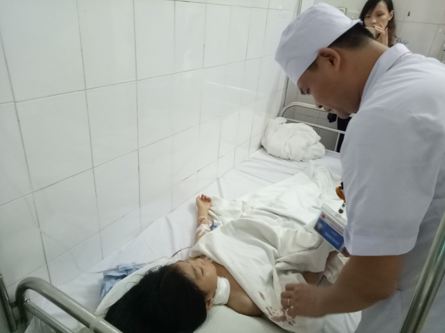 Một nạn nhân bị nghi phạm gây thương tích ở cổ Một nạn nhân bị nghi phạm gây thương tích ở cổ