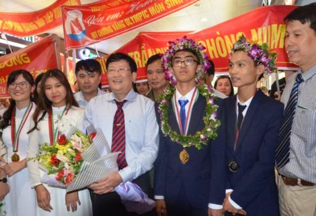 Em Hoàng Minh Trung (thứ 3 từ phải qua) là sinh đầu tiên của Thanh Hóa giành huy chương Vàng Olympic Sinh học quốc tế 2018 được tổ chức ở Iran. Em Hoàng Minh Trung (thứ 3 từ phải qua) là sinh đầu tiên của Thanh Hóa giành huy chương Vàng Olympic Sinh học quốc tế 2018 được tổ chức ở Iran.