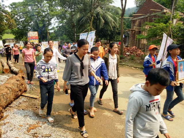 Giáo viên và học sinh đến dự đám tang của em Phước, đều không cầm được nước mắt. Giáo viên và học sinh đến dự đám tang của em Phước, đều không cầm được nước mắt.