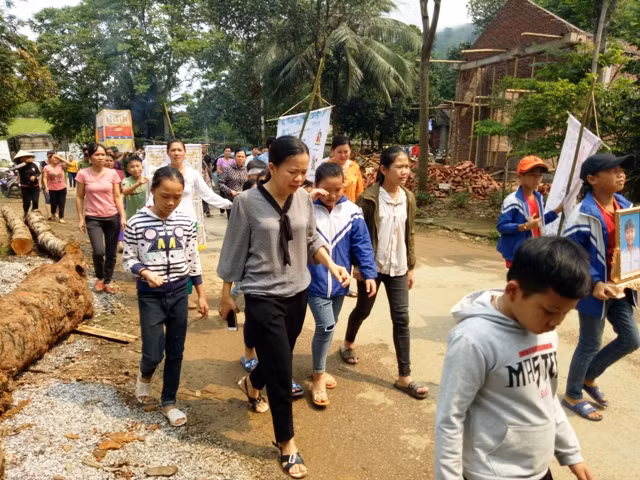 Giáo viên và học sinh đến dự đám tang của em Phước, đều không cầm được nước mắt.