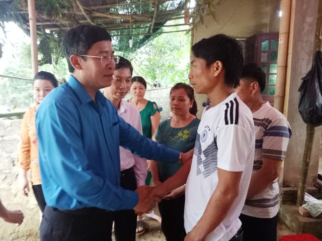 Ông Vũ Minh Đức - Chủ tịch Công đoàn GD Việt Nam chia sẻ nỗi đau thương, mất mát với anh Lê Văn Thuận - bố đẻ học sinh Lê Hữu Phước. Ông Vũ Minh Đức - Chủ tịch Công đoàn GD Việt Nam chia sẻ nỗi đau thương, mất mát với anh Lê Văn Thuận - bố đẻ học sinh Lê Hữu Phước.