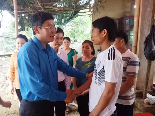 Ông Vũ Minh Đức - Chủ tịch Công đoàn GD Việt Nam chia sẻ nỗi đau thương, mất mát với anh Lê Văn Thuận - bố đẻ học sinh Lê Hữu Phước.