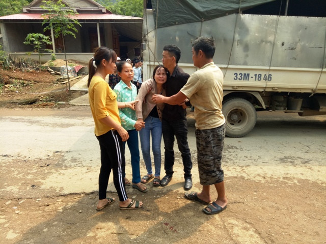 Chị Hà Thị Nguyệt - mẹ đẻ em Phước dường như không còn sức chịu đựng sự mất mát quá lớn này. Chị Hà Thị Nguyệt - mẹ đẻ em Phước dường như không còn sức chịu đựng sự mất mát quá lớn này.