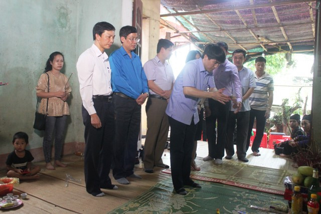 Đoàn công tác thắp hương cho học sinh Lê Hữu Phước