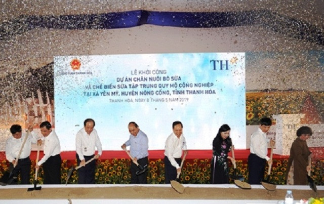 Thủ tướng Nguyễn Xuân Phúc cùng lãnh đạo các ban, ngành tiến hành nghi thức khởi công dự án chăn nuôi bò sữa Thủ tướng Nguyễn Xuân Phúc cùng lãnh đạo các ban, ngành tiến hành nghi thức khởi công dự án chăn nuôi bò sữa