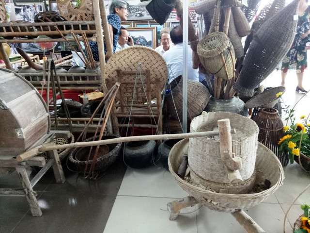 Những dụng cụ sản xuất thô sơ ở thế kỷ 20.