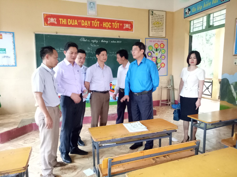 Đoàn công tác thăm và kiểm tra tại trường Tiểu học Đồng Lương Đoàn công tác thăm và kiểm tra tại trường Tiểu học Đồng Lương