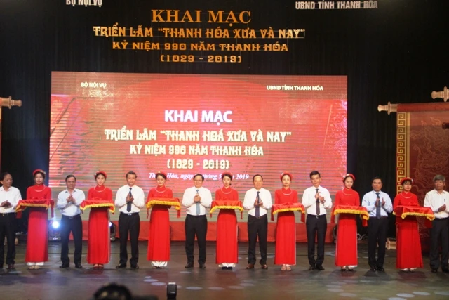 Cắt băng khai mạc Triển lãm "Thanh Hóa xưa và nay".