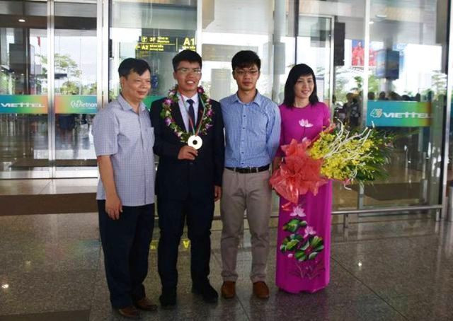 Em Nguyễn Ngọc Long huy chương Vàng Olympic Vật lý khu vực và quốc tế năm 2018. Em Nguyễn Ngọc Long huy chương Vàng Olympic Vật lý khu vực và quốc tế năm 2018.