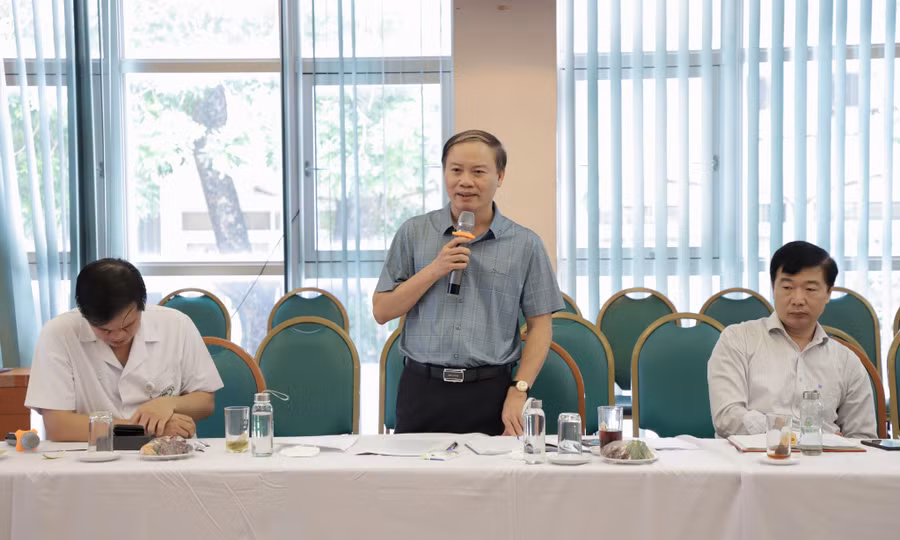 Ông Vũ Văn Hồng, Phó Giám đốc phụ trách kinh tế BV Bạch Mai phát biểu tại buổi làm việc