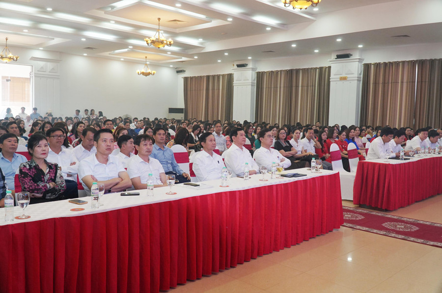 Hội thi có 414 thầy cô đại diện cho hơn 13 nghìn giáo viên tiểu học toàn tỉnh tham gia. Hội thi có 414 thầy cô đại diện cho hơn 13 nghìn giáo viên tiểu học toàn tỉnh tham gia.