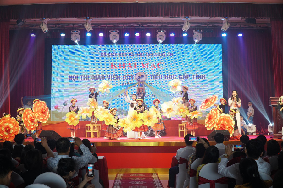 Chương trình văn nghệ do thầy cô giáo và học sinh thành phố Vinh (Nghệ An) biểu diễn tại khai mạc hội thi. Chương trình văn nghệ do thầy cô giáo và học sinh thành phố Vinh (Nghệ An) biểu diễn tại khai mạc hội thi.