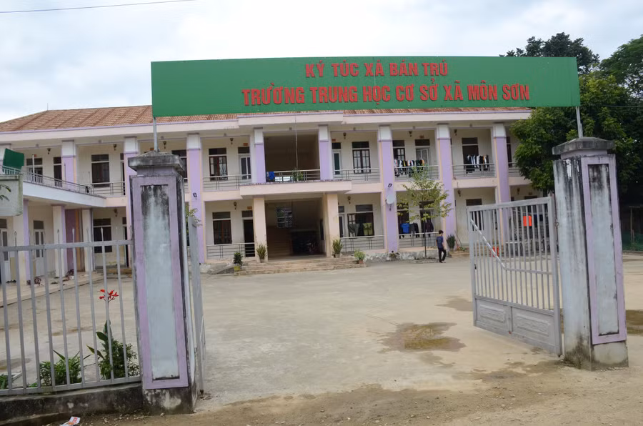 Ký túc xá được xây dựng cho học sinh người Đan Lai - Trường THCS Môn Sơn được từ năm 2018 để các em ổn định chỗ ăn ở, sinh hoạt.