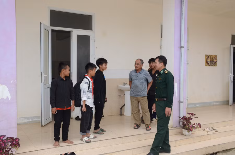 Các bố, mẹ biên phòng thường xuyên đến trường và ký túc xá trò chuyện, dạy kỹ năng, kiến thức pháp luật và dặn dò các em học sinh Đan Lai không bỏ học giữa chừng.