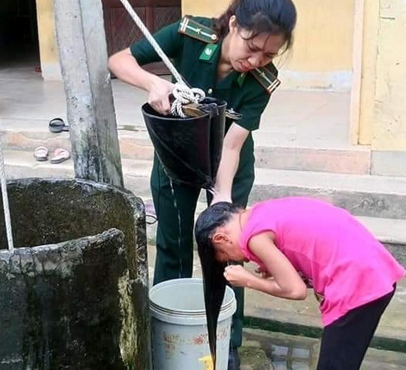 Trung tá Nguyễn Thị Trần Thanh hướng dẫn các em học sinh nữ gội đầu đúng cách. Trung tá Nguyễn Thị Trần Thanh hướng dẫn các em học sinh nữ gội đầu đúng cách.