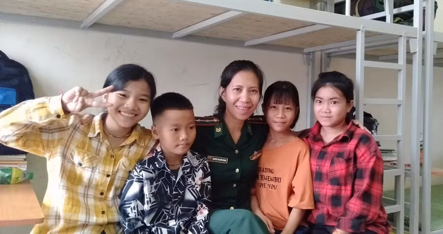 Mẹ Thanh và các con người Đan Lai ở Trường THCS Môn Sơn, xã Môn Sơn, huyện Con Cuông, Nghệ An.