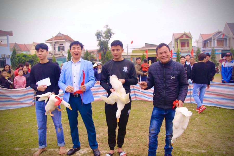 Kết thúc cuộc thi, những người bắt được vịt trong thời gian nhanh nhắt ngoài được tặng luôn chiến lợi phẩm thì còn được lì xì lấy may mắn đầu năm mới.