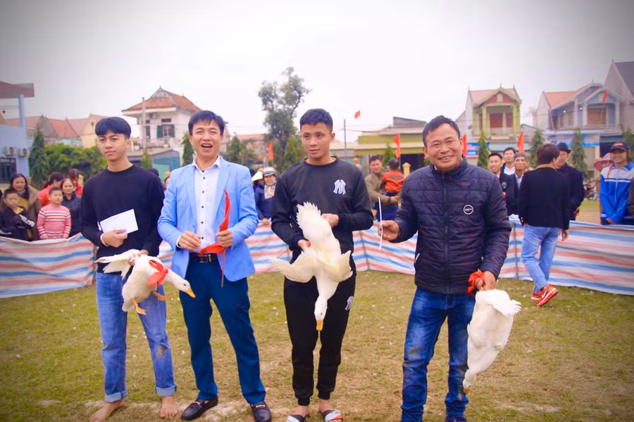 Kết thúc cuộc thi, những người bắt được vịt trong thời gian nhanh nhắt ngoài được tặng luôn chiến lợi phẩm thì còn được lì xì lấy may mắn đầu năm mới.