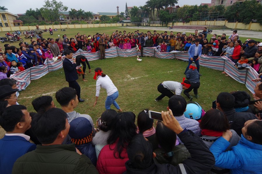 Trò chơi bịt mắt bắt vịt được tổ chức thu hút đông đảo bà con đến xem và cổ vũ.