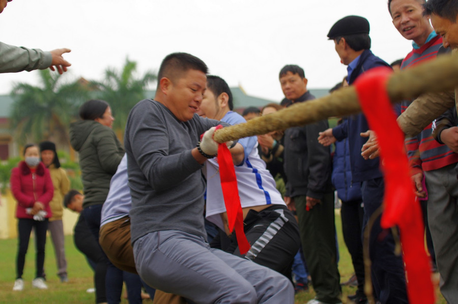 Các trò chơi tạo không khí vui tươi, phấn khởi đầu năm mới, gắn kết cộng đồng làng xã.