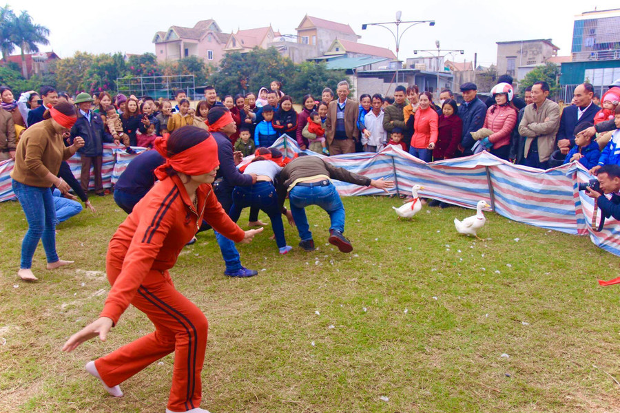 Sau tiếng còi của trọng tài, người chơi bắt đầu tìm bắt vịt trong cổ vũ và mách nước của khán giả xung quanh.