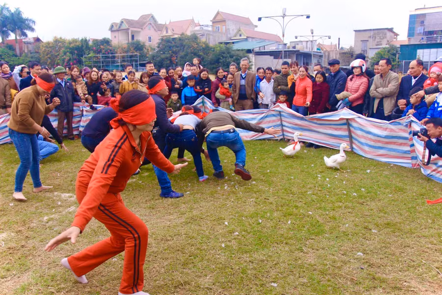 Sau tiếng còi của trọng tài, người chơi bắt đầu tìm bắt vịt trong cổ vũ và mách nước của khán giả xung quanh.