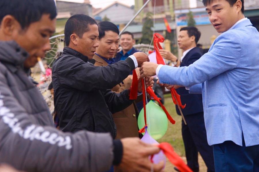 Ban tổ chức chuẩn bị cho cuộc thi đập bóng nước.