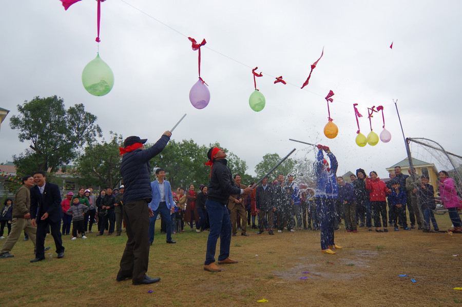 Để đảm bảo an toàn, ban tổ chức và tổ trọng tài giám sát người chơi. Sau khi đập trúng một quả bóng rơi xuống sẽ được mời ra ngoài và nhận lì xì.