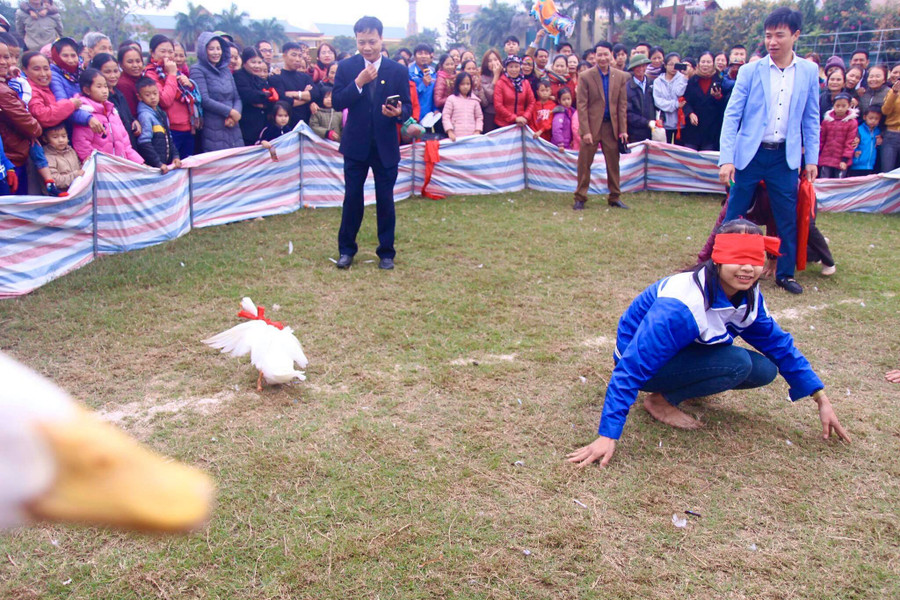 Bà con xung quanh cổ vũ nhiệt tình, gợi ý để người chơi tìm được vịt.