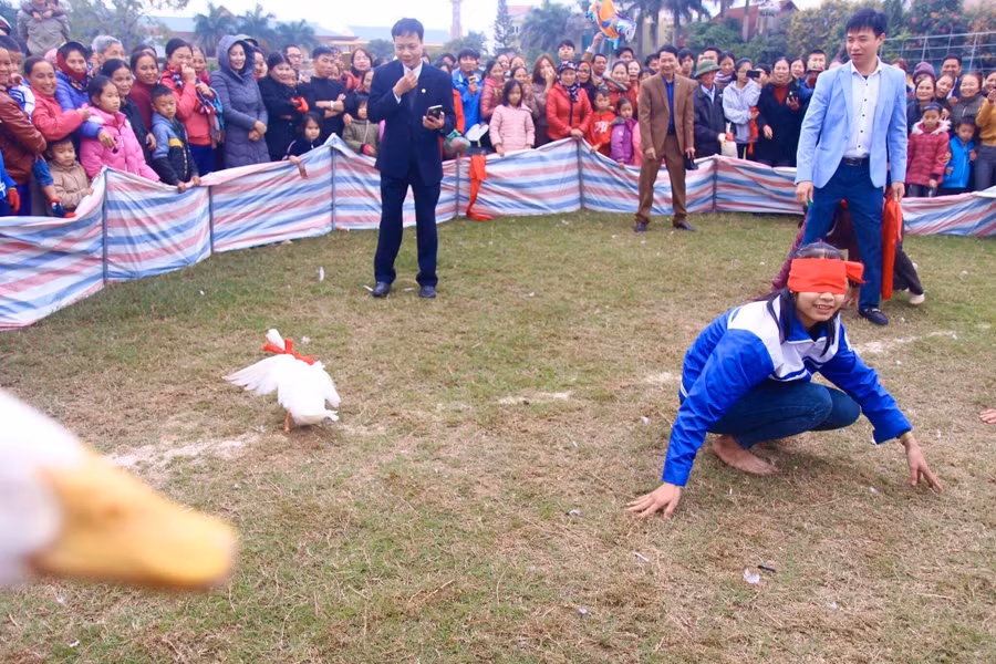 Bà con xung quanh cổ vũ nhiệt tình, gợi ý để người chơi tìm được vịt.