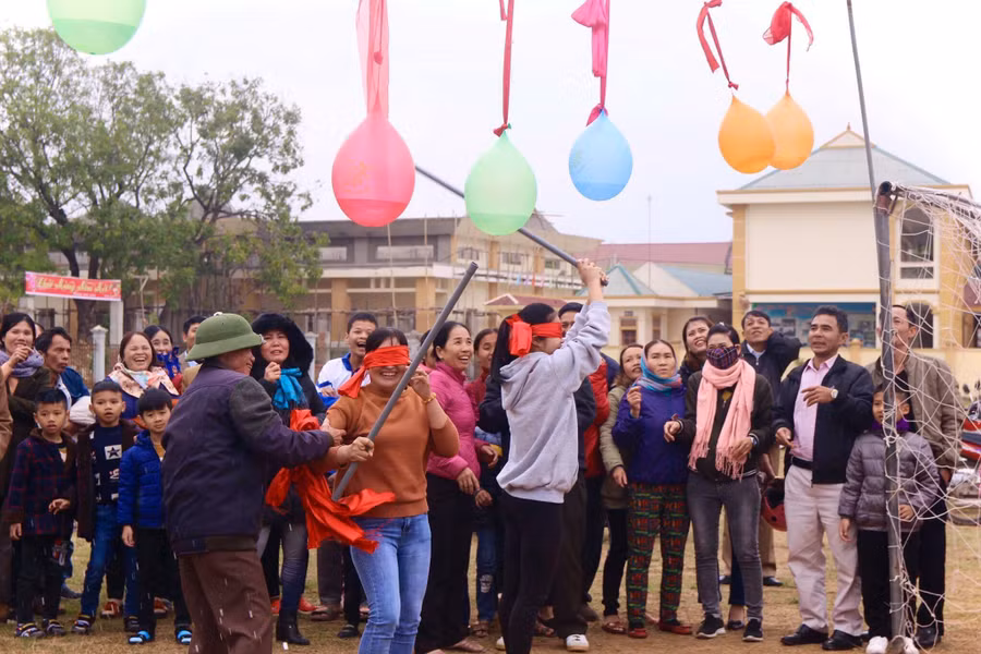 Những quả bóng được bơm một ít nước vào bên trong và treo lên. Người chơi bịt mắt đập trúng bóng sẽ giành chiến thắng.