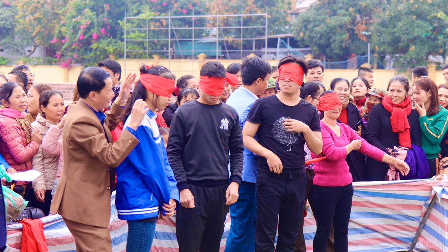 Đây là trò chơi sáng tạo từ trò "bịt mắt bắt dê" thường được tổ chức tại các xã phường của thị xã Hoàng Mai, Nghệ An. Người tham gia chơi phải bịt kín mắt, đảm bảo không nhìn thấy được.