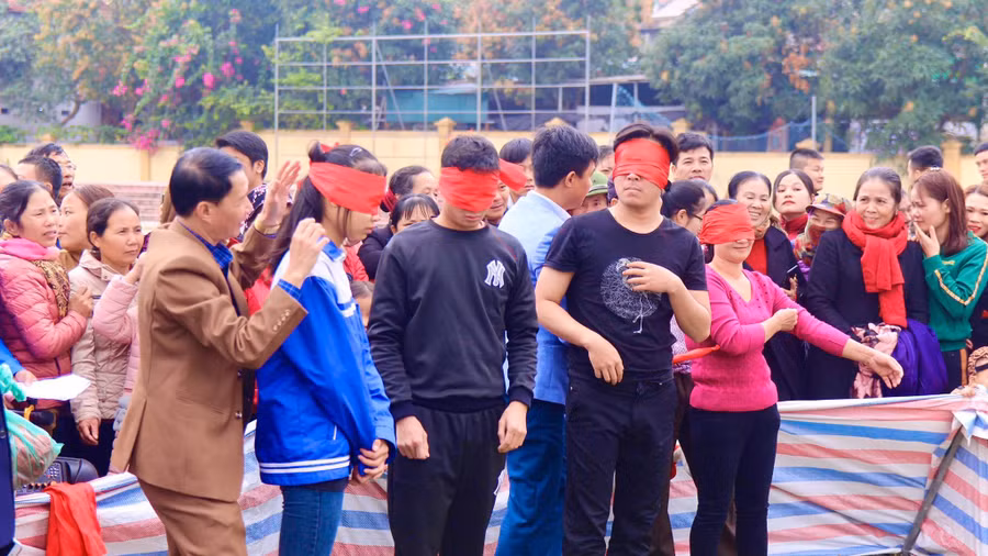 Đây là trò chơi sáng tạo từ trò "bịt mắt bắt dê" thường được tổ chức tại các xã phường của thị xã Hoàng Mai, Nghệ An. Người tham gia chơi phải bịt kín mắt, đảm bảo không nhìn thấy được.