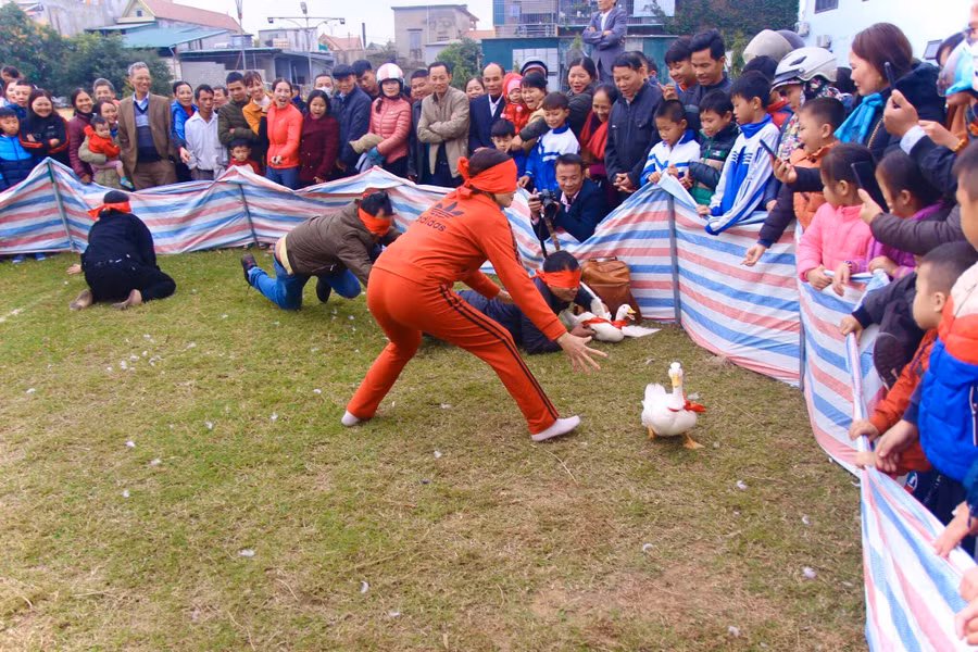 Một thanh niên đã nhanh tay bắt được con vịt sau nhiều nỗ lực cố gắng.