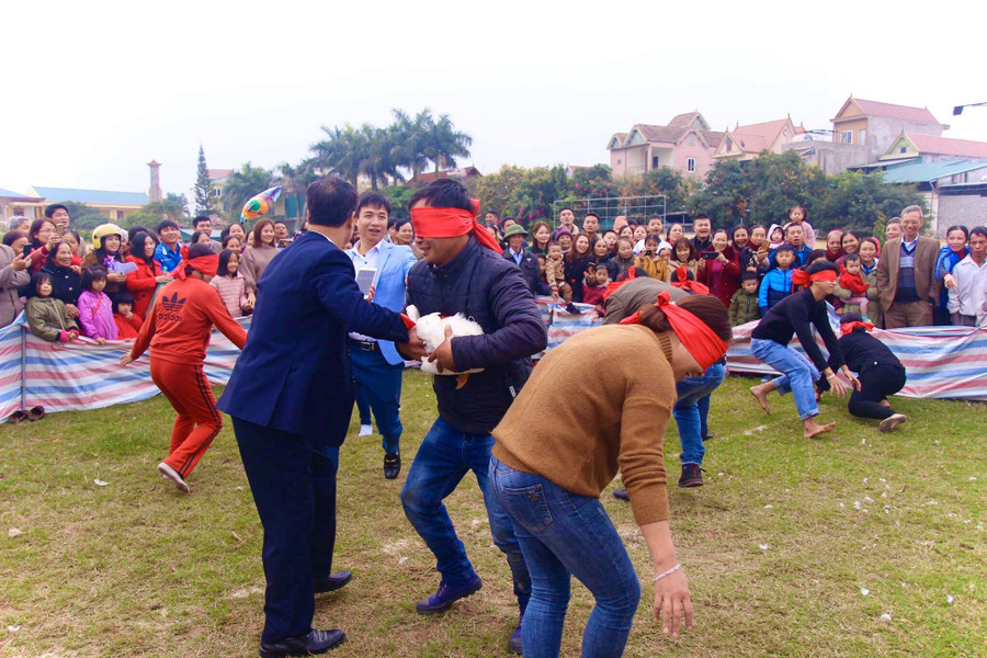 Và ôm "chiến lợi phẩm" vui mừng chiến thắng.