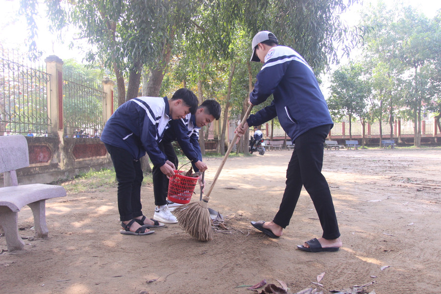 Ngày đi học đầu tiên sau kỳ nghỉ tết, các bạn học sinh quét dọn, vệ sinh trường lớp, sân vận động sạch sẽ