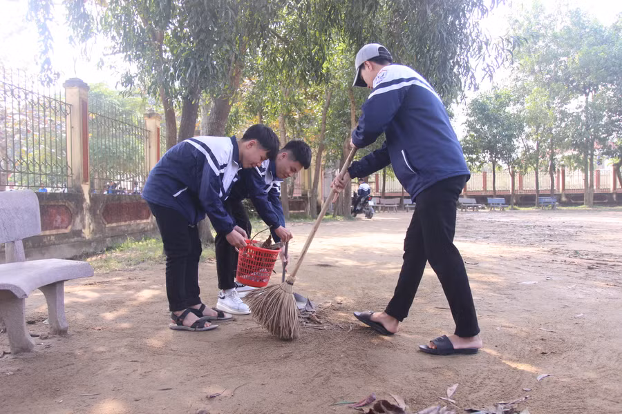 Ngày đi học đầu tiên sau kỳ nghỉ tết, các bạn học sinh quét dọn, vệ sinh trường lớp, sân vận động sạch sẽ